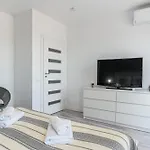 Mabu -2 Spatios Cu Parcare Subterana, Tractorul Μπρασόβ