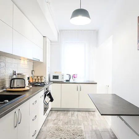 Mabu -2 Spatios Cu Parcare Subterana, Tractorul